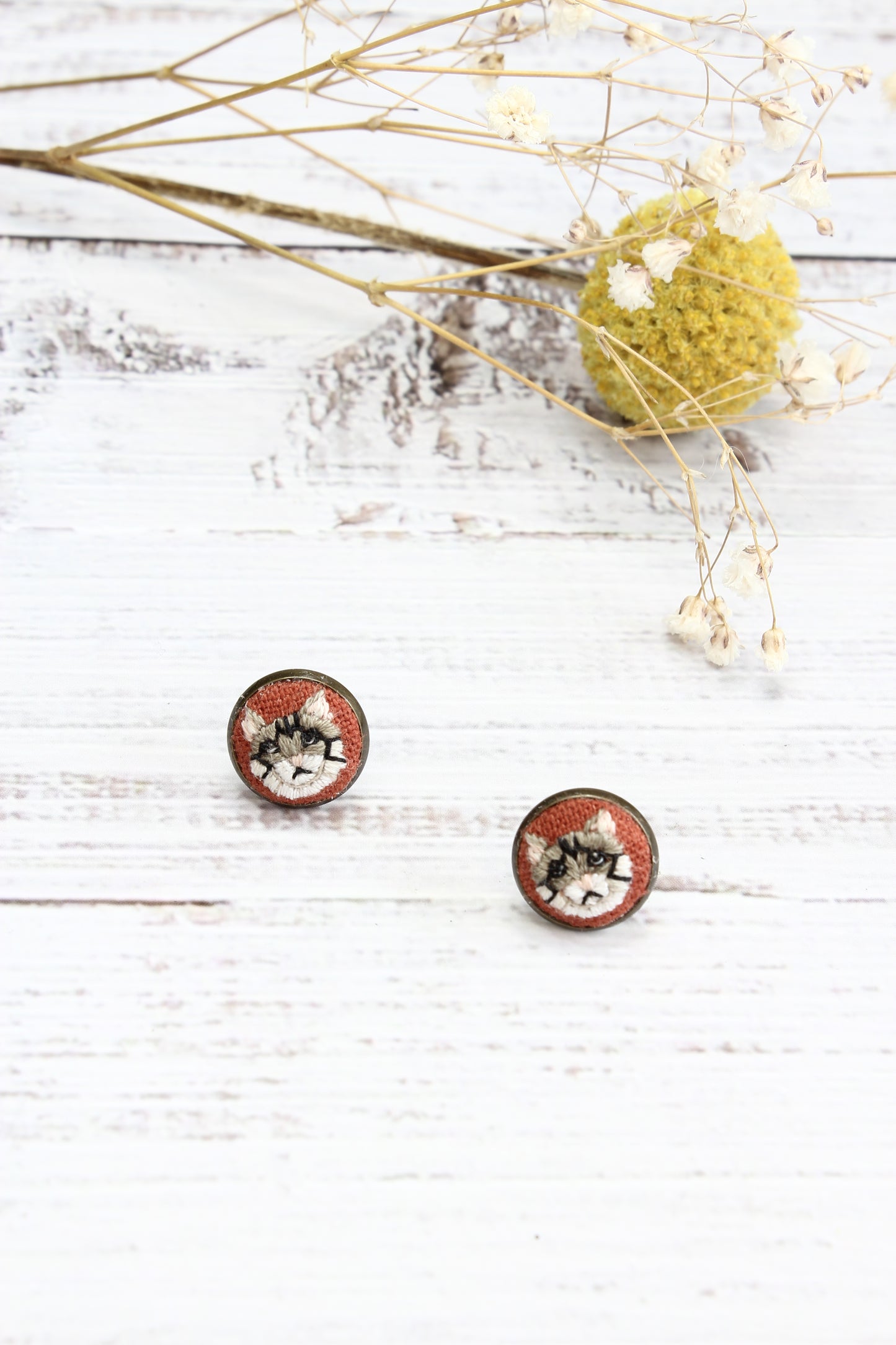 Embroidery Brown & White Cat Studs Earrings #46A
