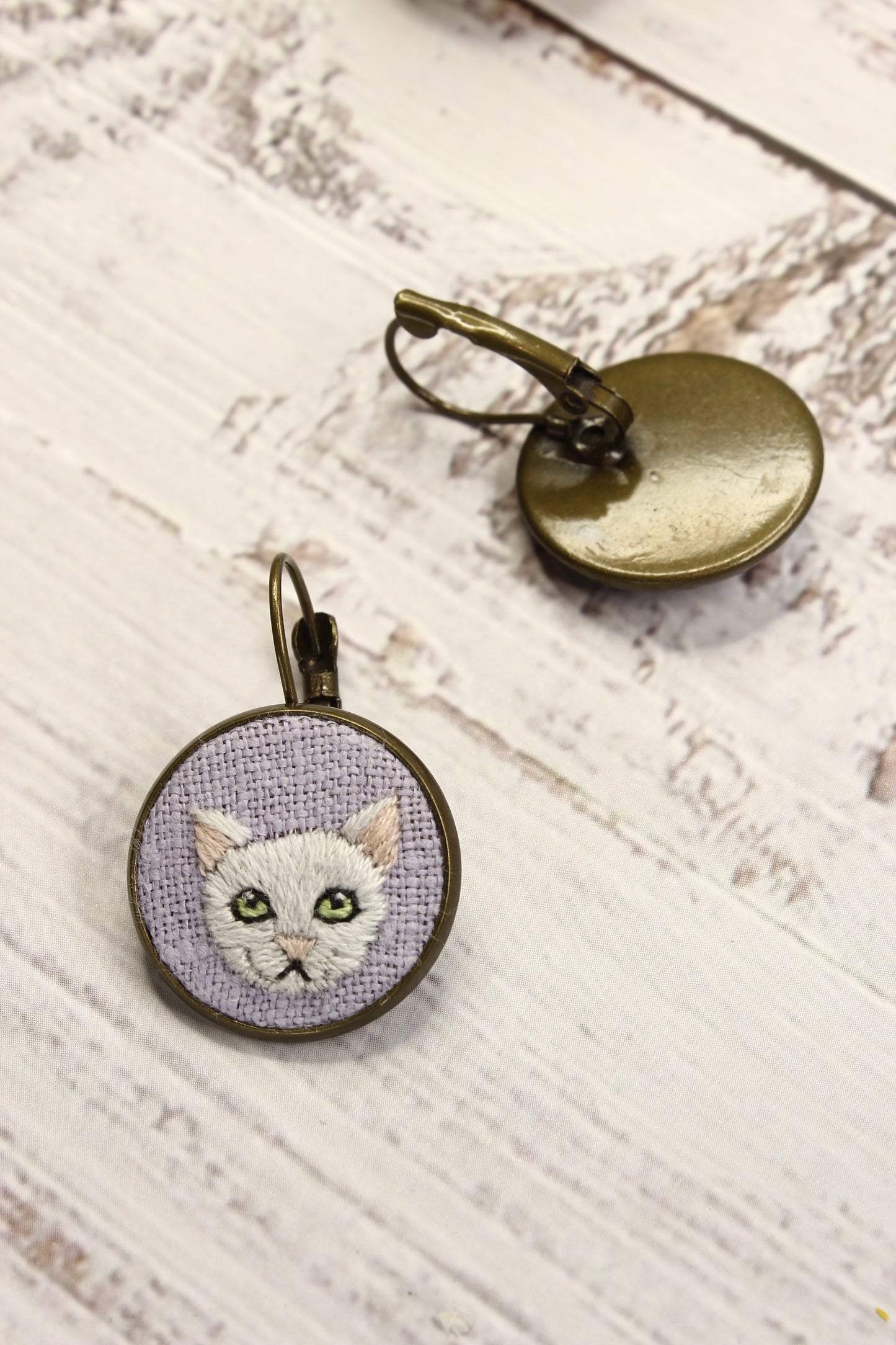 Embroidery White Cat Earrings #23A