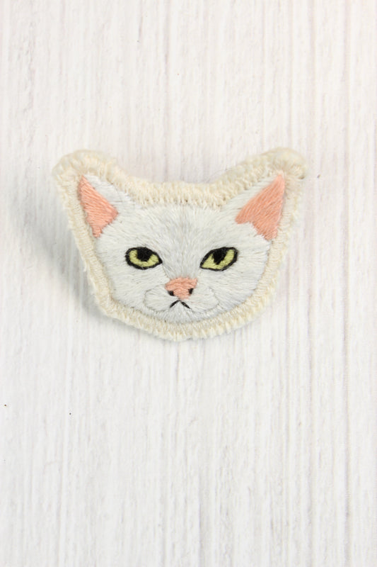 Embroidery White Cat Brooch