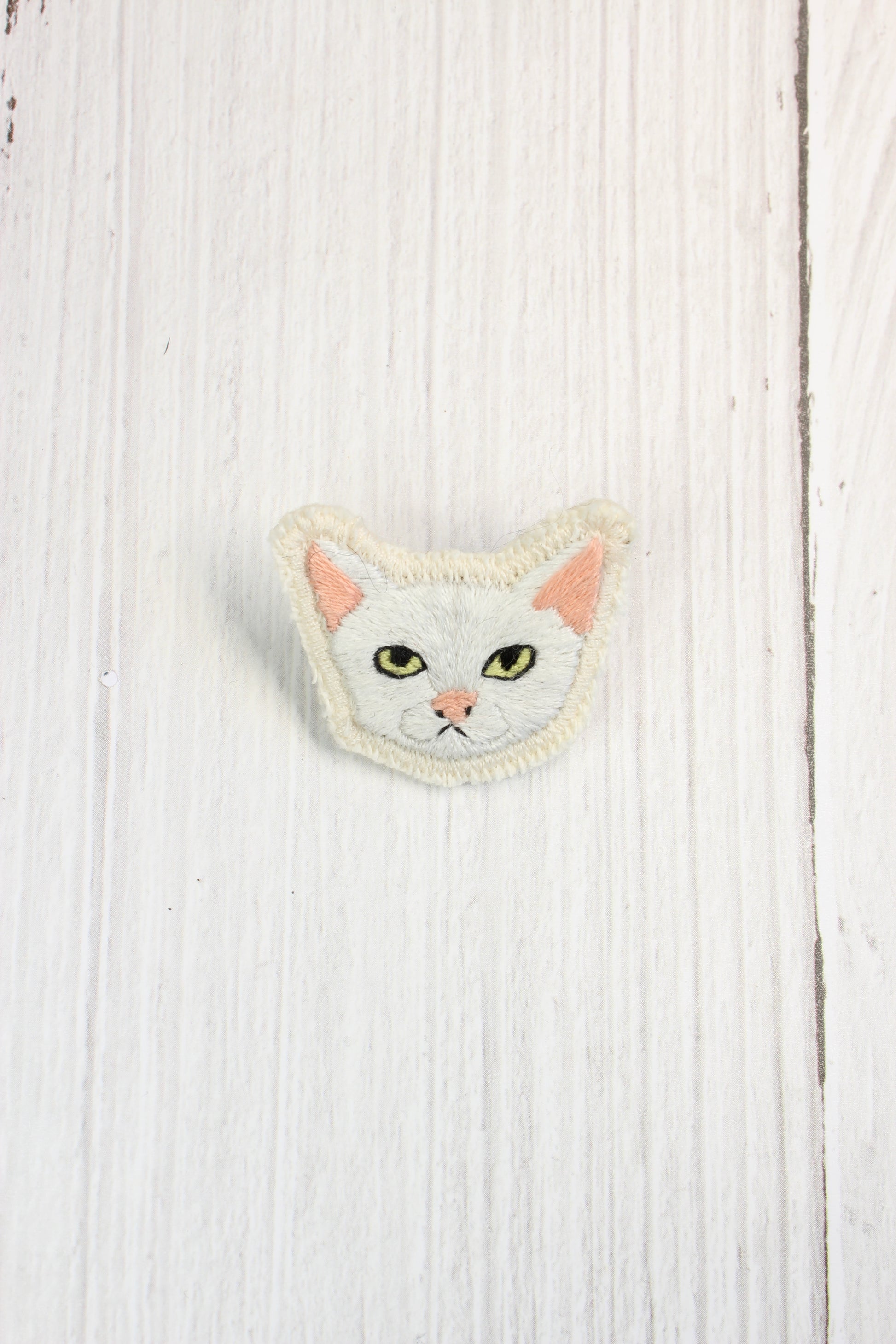 Embroidery White Cat Brooch