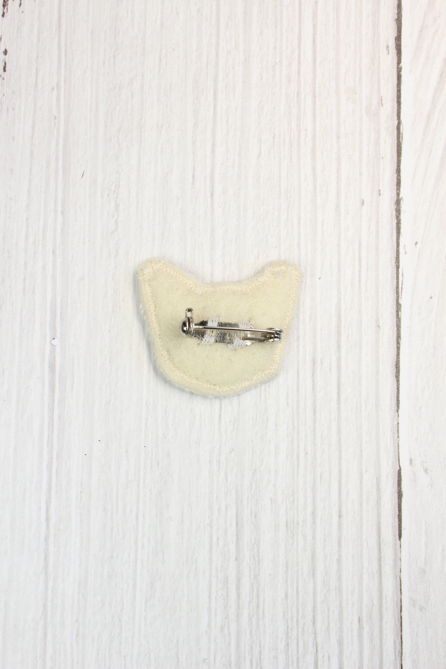 Embroidery White Cat Brooch