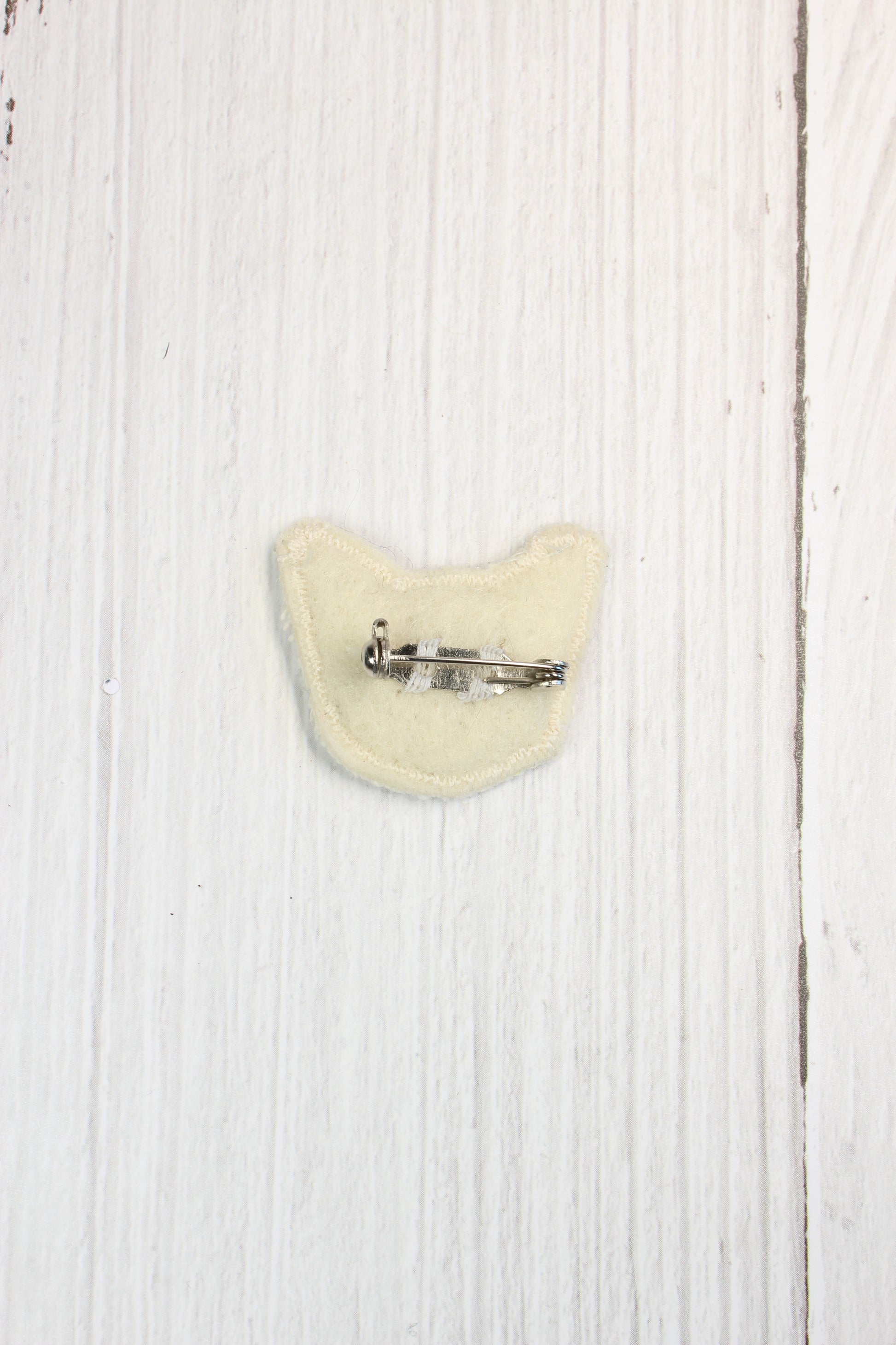Embroidery White Cat Brooch