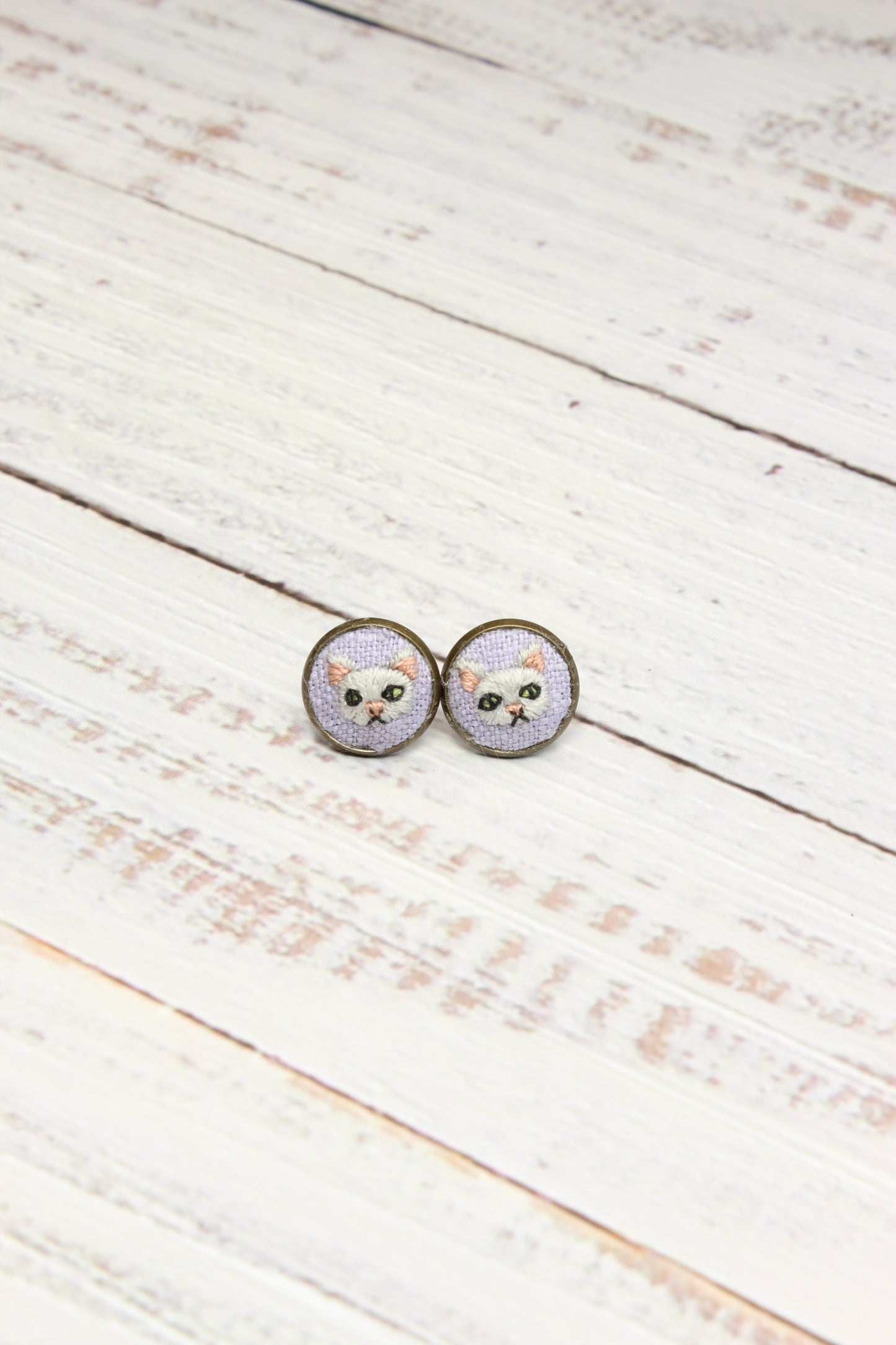 Embroidery White Cat Studs Earrings