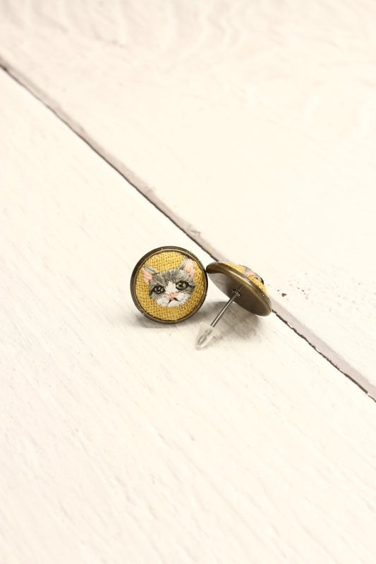 Embroidery Gray & White Cat Studs #28