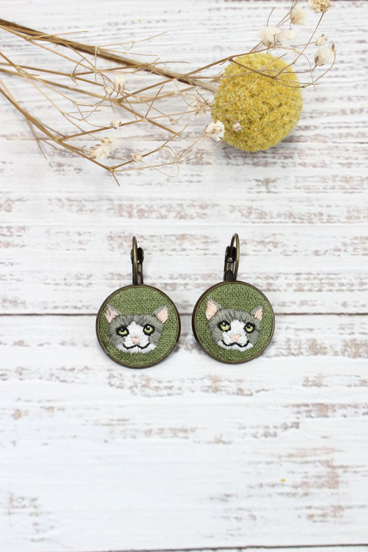 Embroidery White & Gray Cat Earrings #28A
