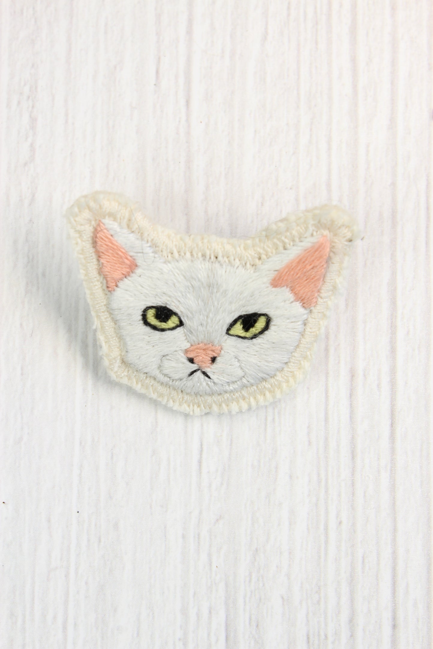 Embroidery White Cat Brooch