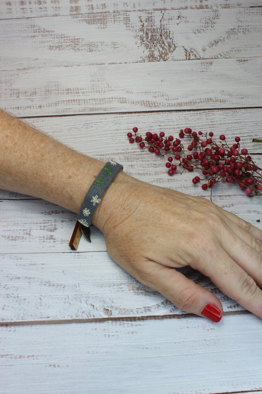 Embroidery Daisies Bracelet